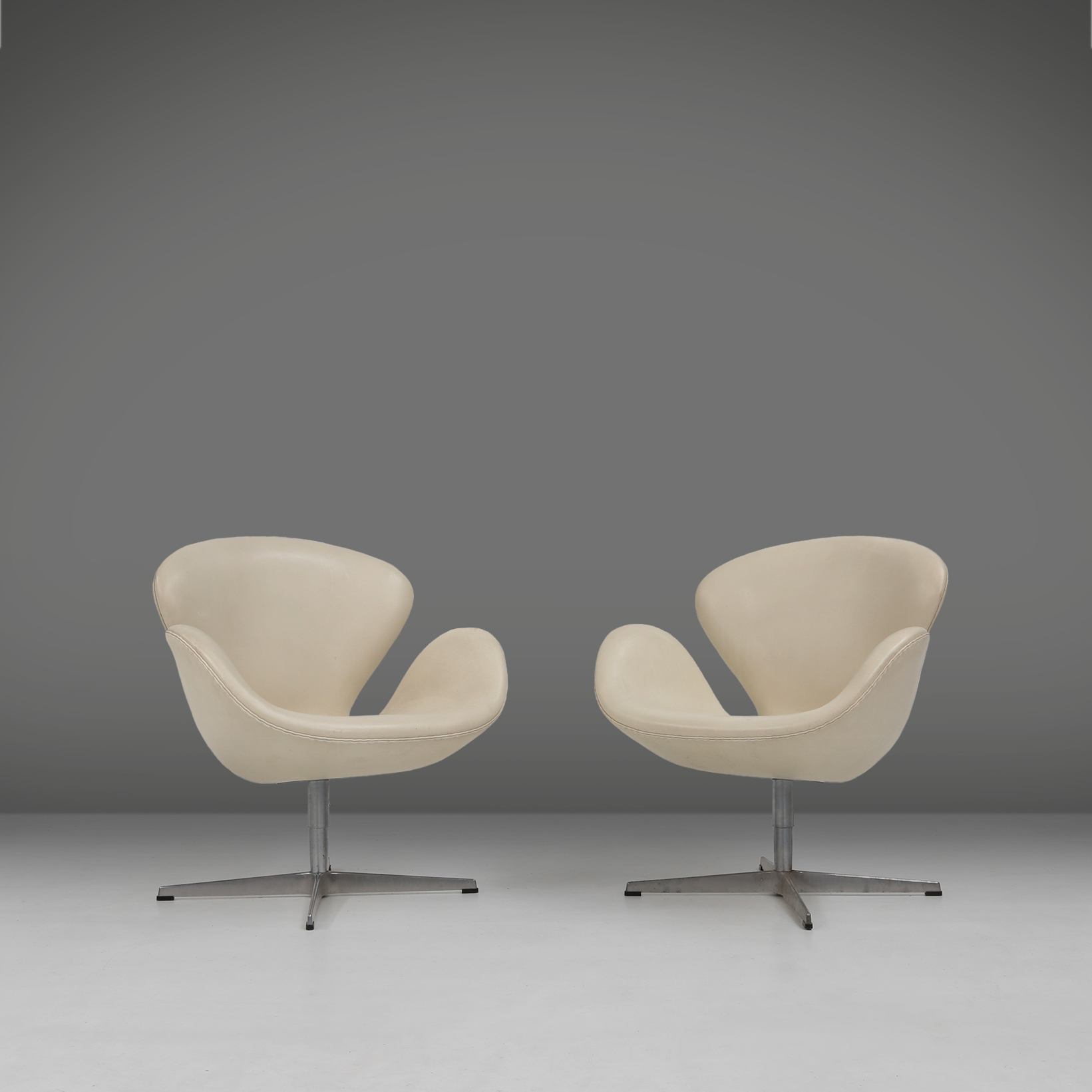 Set of two leather Swan chairs by Arne Jacobsen for Fritz Hansenthumbnail